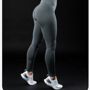 Alphalete Amplify scrunch legging in titanium